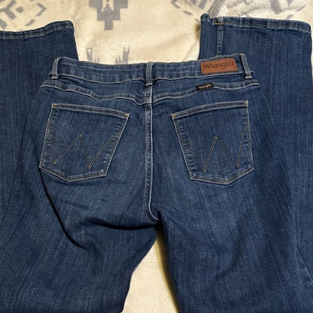 A2.   Wrangler Women's Classic Indigo high rise bold Boot Cut Jeans size 6